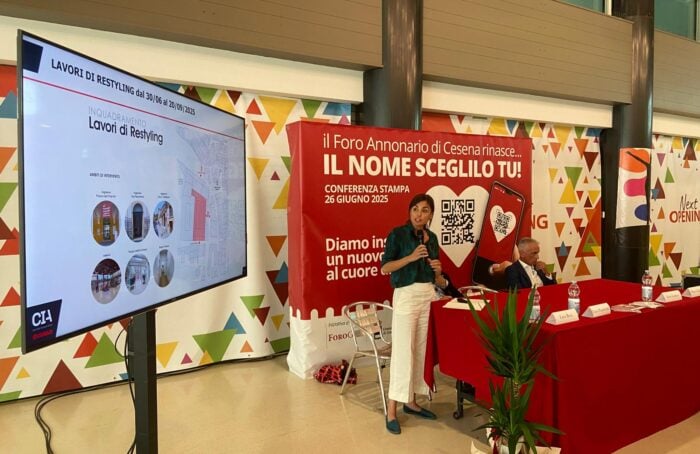L'architetta Lara Bissi mentre presenta il progetto di restyling del foro annonario di Cesena