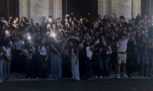 I ragazzi che si sono ritrovati a cantare insieme al liceo classico di Ravenna