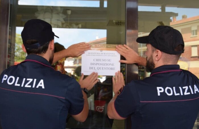 Bar chiuso polizia