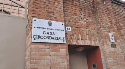 Il carcere: due detenuti per ogni cella e pochi agenti di polizia penitenziaria 