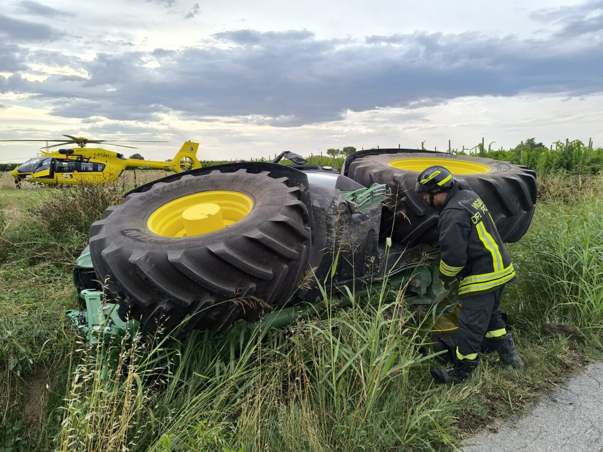 Bagnacavallo: 63enne si ribalta con il trattore, gravi ferite a un braccio