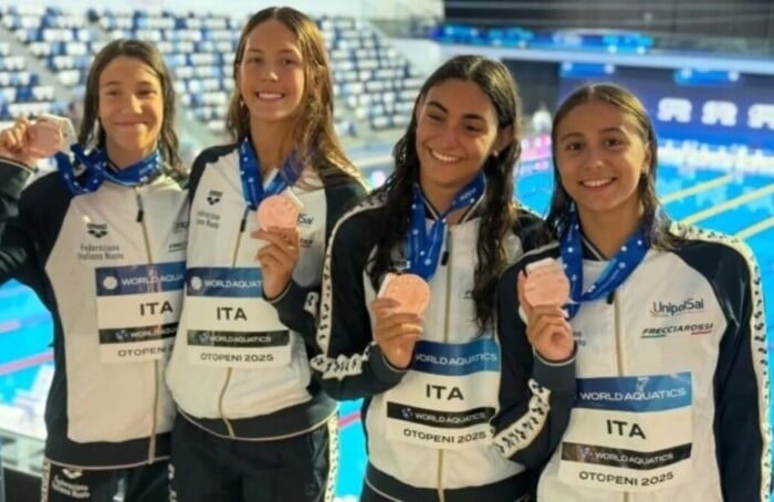 La sorridente Chiara Sama (seconda da destra)