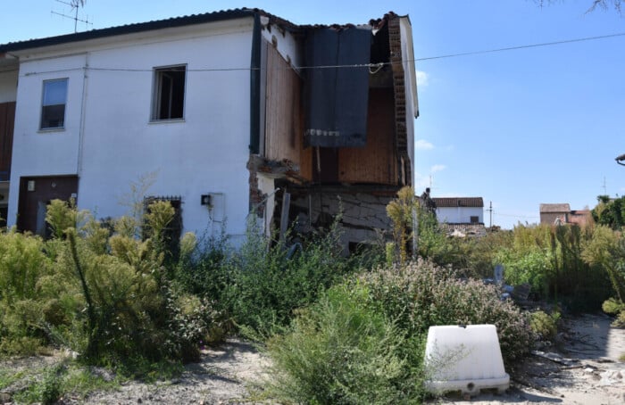 Case semi crollate a Traversara un anno dopo l'alluvione del 19 settembre 2024