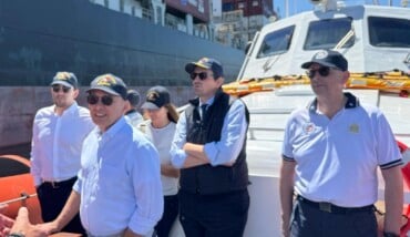 Barattoni (al centro) durante una visita al porto e al rigassificatore con la Guardia Costiera 