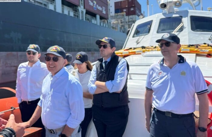 Barattoni (al centro) durante una visita al porto e al rigassificatore con la Guardia Costiera