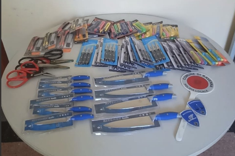 Gruppo di oggetti in metallo argentato (2) - Asta Argenti e L'Arte della tavola - Associazione