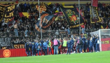 Ravenna-Ascoli, la squadra giallorossa festeggia la vittoria sotto la curva Mero 