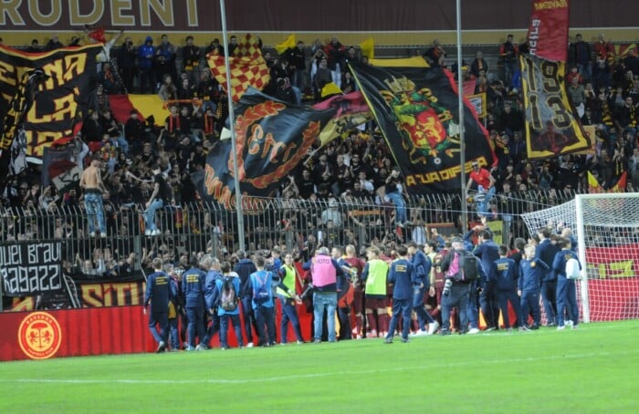 Ravenna-Ascoli, la squadra giallorossa festeggia la vittoria sotto la curva Mero