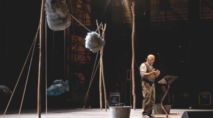 Il viaggio di Paolini tra fiumi e territori stravolti: «Nessuno può chiamarsi fuori» 