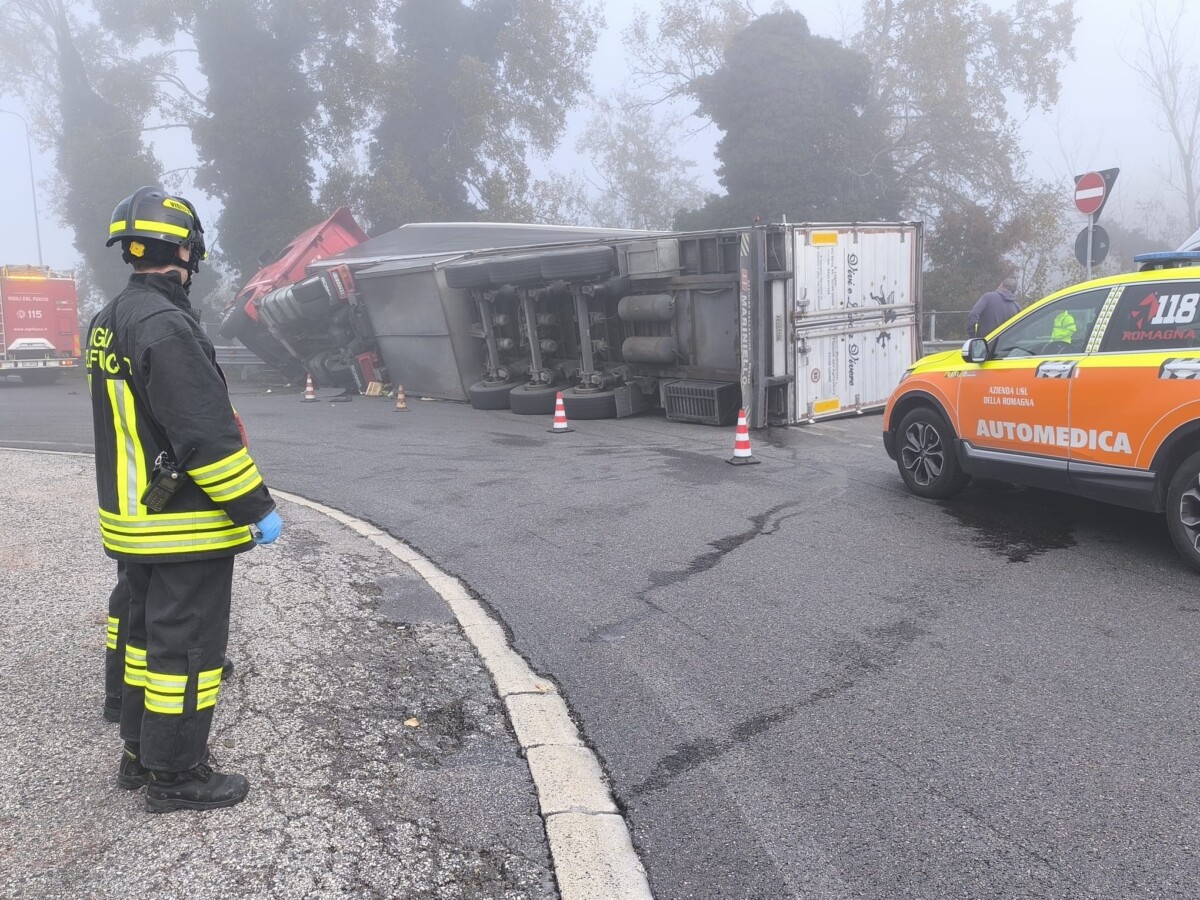 Camion si ribalta sulla Romea, traffico in tilt
