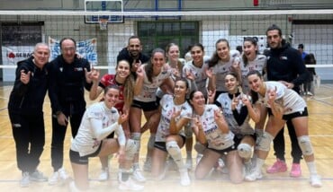 Le ragazze dell'Olimpia Teodora festeggiano dopo la vittoria a Montespertoli 