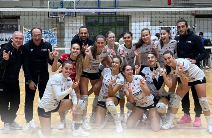 Le ragazze dell'Olimpia Teodora festeggiano dopo la vittoria a Montespertoli