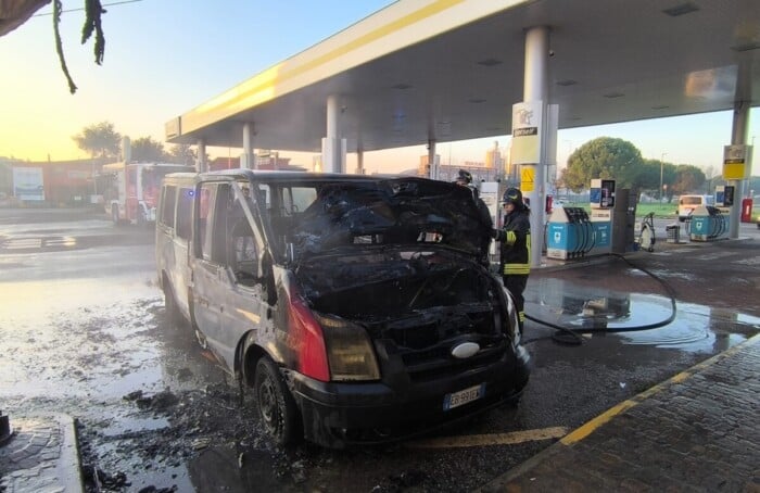 Incendio distributore eni