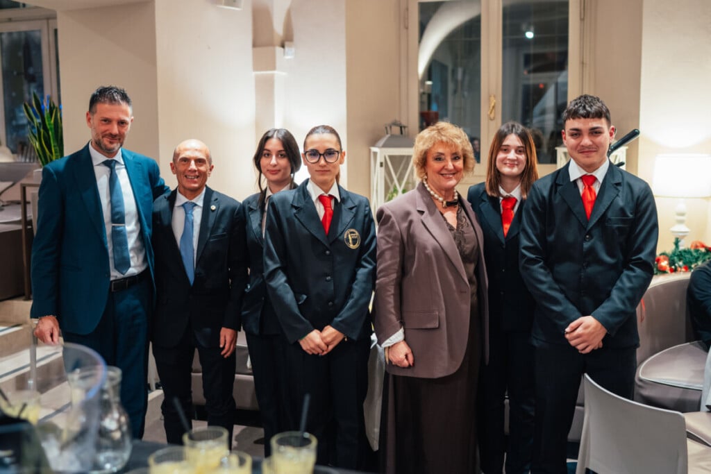 La Dirigente Pieri + Ragazzi + Professori Copia