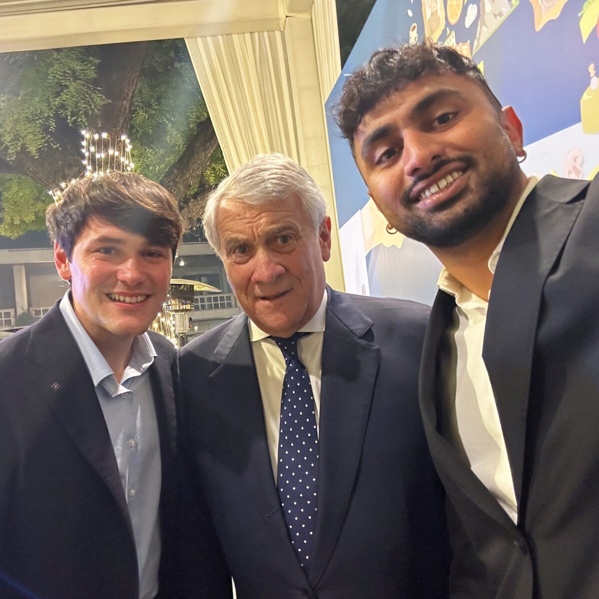 Lorenzo Lanzoni e Harsh Rathore con il ministro Tajani
