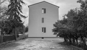 Esattamente di fronte