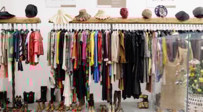 Un secolo di moda raccontato da 400mila pezzi: gli Archivi Mazzini ispirano le grandi griffe 