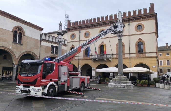 Vigili del fuoco piazza del popolo terremoto