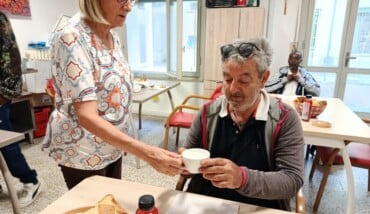 Volontaria E Ospite Servizio Docce, Guardaroba E Ristoro 