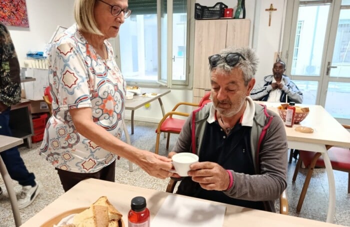 Volontaria E Ospite Servizio Docce, Guardaroba E Ristoro