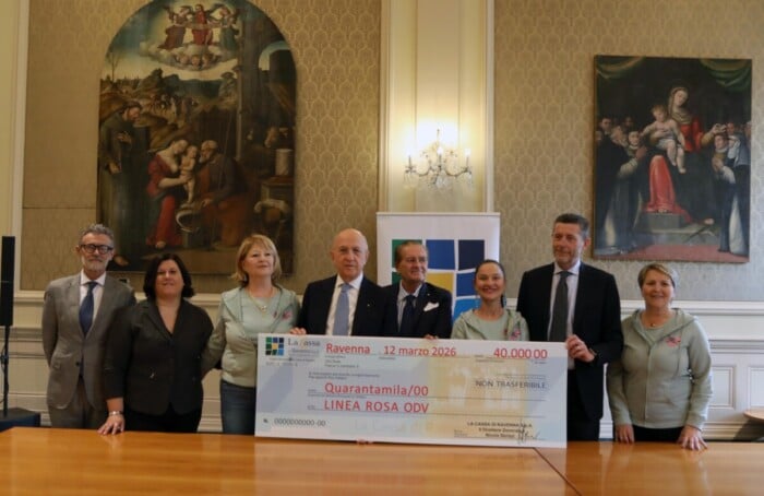 12 03 2026 Ravenna La Cassa Di Ravenna Spa Consegna Assegno All'associazione Linea Rosa , Presidente Patuelli , Direttore Generale Cassa Sbrizzi , Vice Direttore Generale Spadoni , Responsabile Area Commerciale Cassa Ramilli , Presidente Linea Rosa Aless
