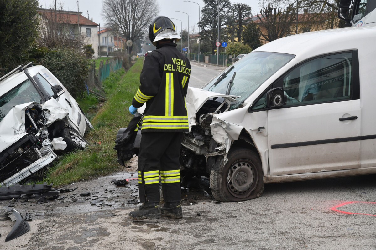 Lugo, scontro frontale fra due furgoni: due feriti e un morto