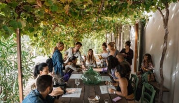 Un Momento Di Degustazione In Cantina 