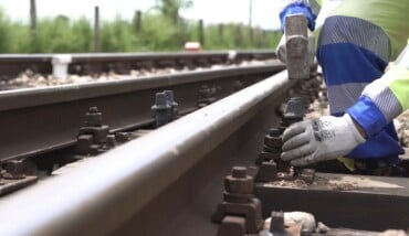 Manutentore Al Lavoro Sul Binario 