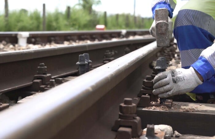 Manutentore Al Lavoro Sul Binario