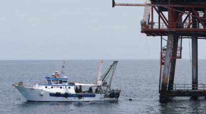 Professione cozzaro: sub al lavoro sui piloni delle piattaforme Eni