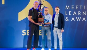Presidente Poggi in posa con la coppa del campionato vinto di B1 