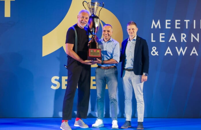 Presidente Poggi in posa con la coppa del campionato vinto di B1