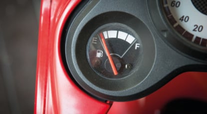 Carburanti a 2 euro al litro, il pieno è un lusso: «Automobilisti chiedono 20-30 euro»