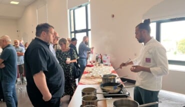 Mattia Borroni durante la preparazione del cappelletto Teo 