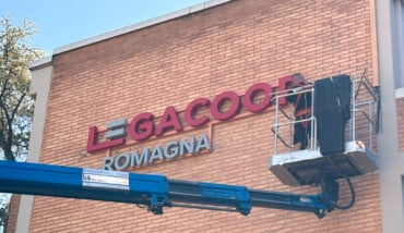 Insegna Legacoop Montaggio 