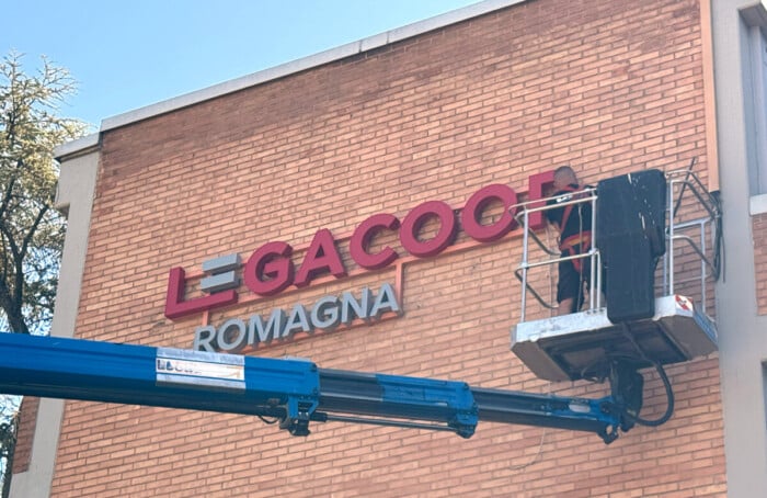 Insegna Legacoop Montaggio