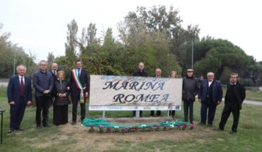 24 10 2026 Marina Romea Inaugurazione Nuova Insegna Della Località Di Marina Romea . Proloco , Sponsor Cassa E Fondazione Cassa Di Ravenna , Sindaco , Cameliani , Cittadini E Artista Valentino Montanari