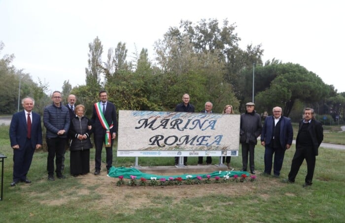 24 10 2026 Marina Romea Inaugurazione Nuova Insegna Della Località Di Marina Romea . Proloco , Sponsor Cassa E Fondazione Cassa Di Ravenna , Sindaco , Cameliani , Cittadini E Artista Valentino Montanari