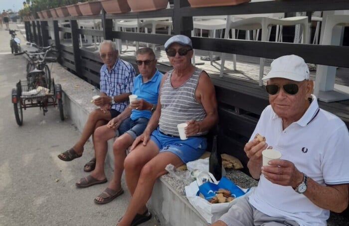 Sulla Destra Il Signor Giunchi Che Festeggia I 90 Anni Sul Muretto A Cesenatico