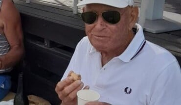 Sulla Destra Il Signor Giunchi Che Festeggia I 90 Anni Sul Muretto A Cesenatico