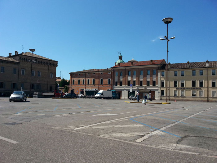 Piazza Kennedy svuotata dalle auto all'avvio dei lavori di lunedì 22 giugno 2015, data che rimarrà storica per il centro di Ravenna